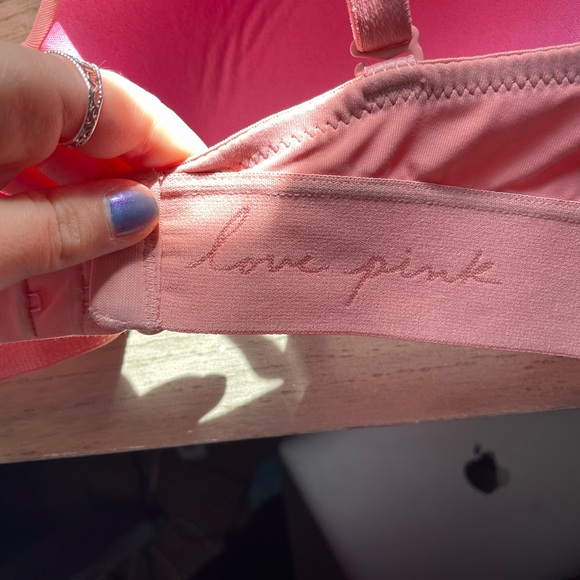 Pink vs bra - Picture 3 of 5